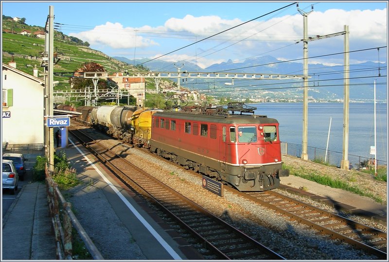 The Ae 6 / 6 11 485 runs with its