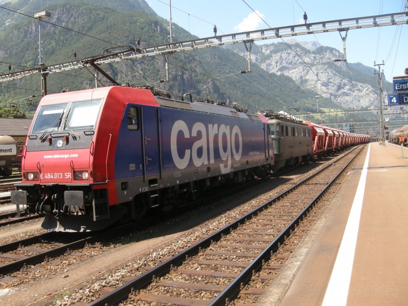 Neuste und �lteste SBB Streckenlok an einem Zug.Re484 013 und