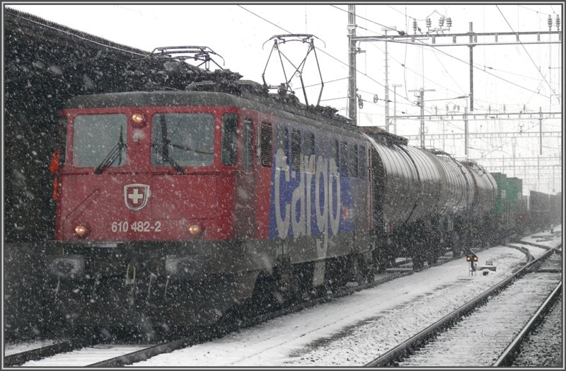 Ae 610 482-2 im Schneegest�ber in Landquart. (12.02.2009) 