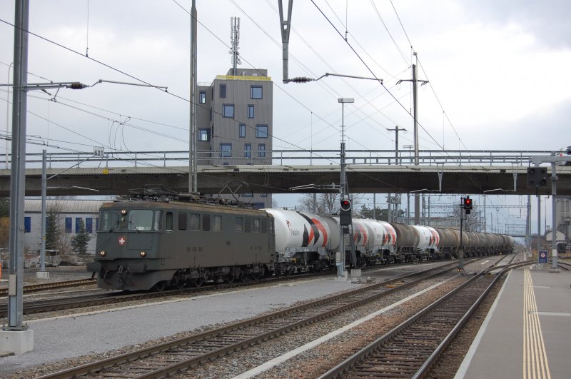 Ae 6/6 mit Zementzug bei der Einfahrt in Buchs SG