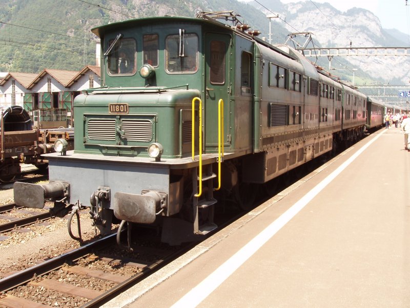 SBB Ae 8/14 11801
am 1.7.06 mit Extrazug in Erstfeld
 