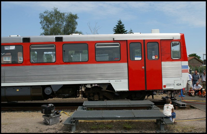 Nein, dieses Bild ist nicht schief.Ein VT2E der AKN wurde
