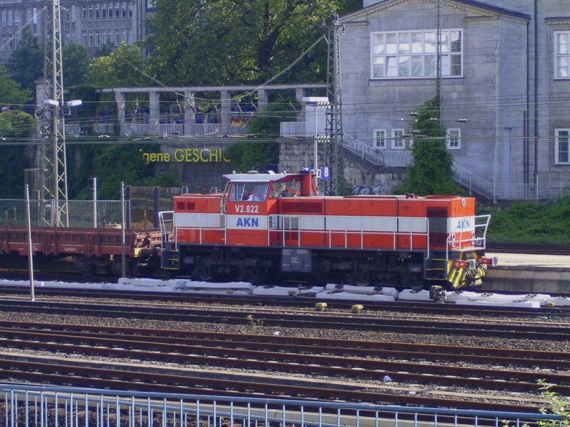 V2.22 der AKN Eisenbahn mit einem Bauzug im Hamburger Hauptbahnhof
