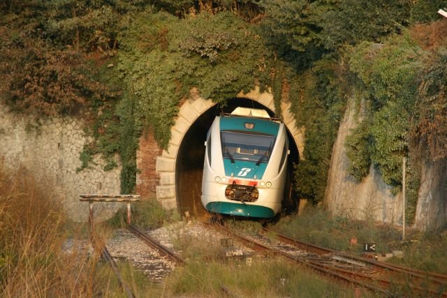 Aln 501/502 040 bei der Einfahrt in das Tunnelportal von