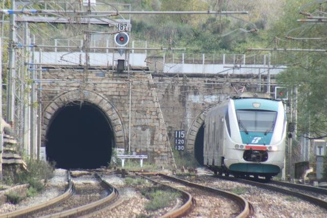 Ein Minuetto verl��t das Nordportal des Tunnels bei Torchiara; 09.12.2007