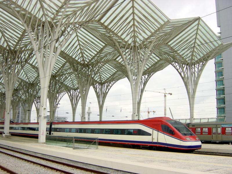Alfa Pendular im Bahnhof Lissabon Oriente, Mai 2003 