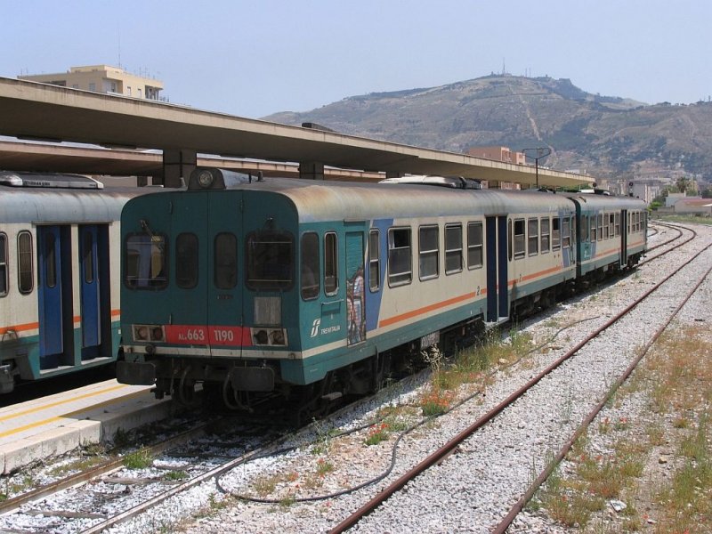 ALn 663 1190 und ALn 663 1184 mit Regionalzug R8663