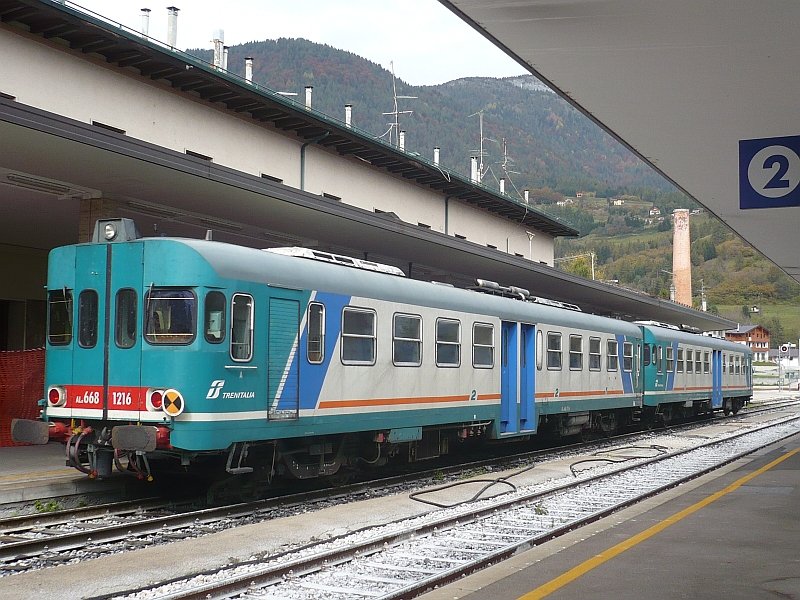 Aln 668 1216 am 11.10.2007 im Endbahnhof Calalzo, Pieve di Cadore - Cortina (Dolomiten), 806 m.