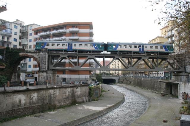 A ALn668 crossed the Irno and Via Eugenio Caterina in