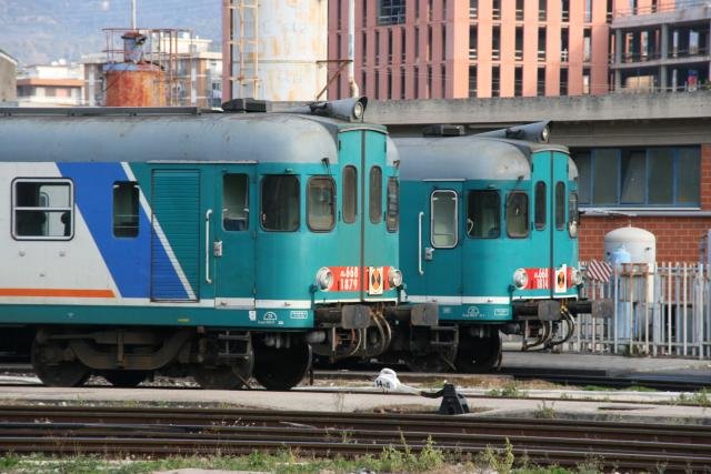 ALn 668 1814 und 1879 warten in Salerno auf ihren