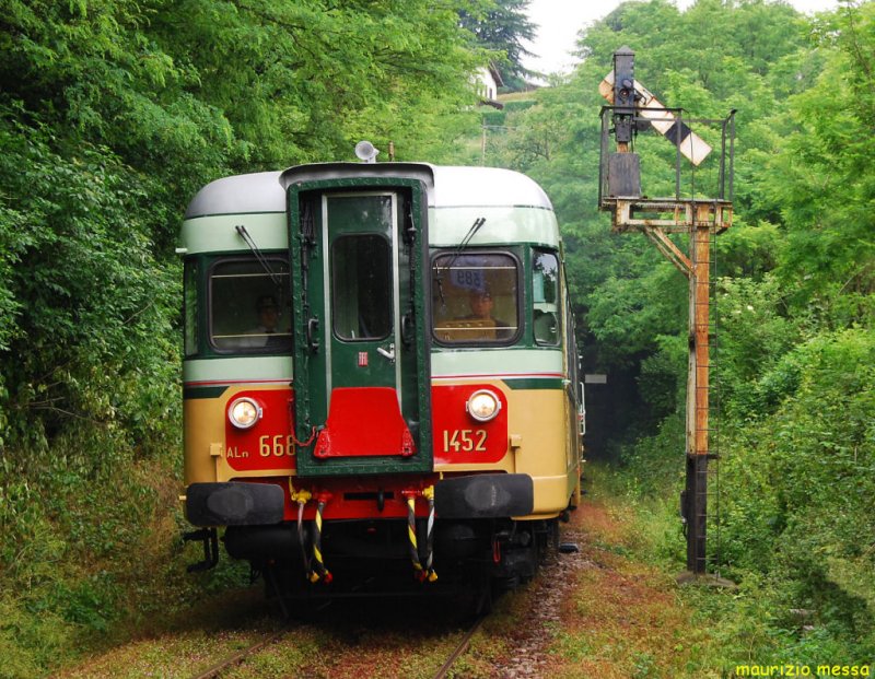 FS ALn668.1452 painted with the historical livery, near Cant� on
