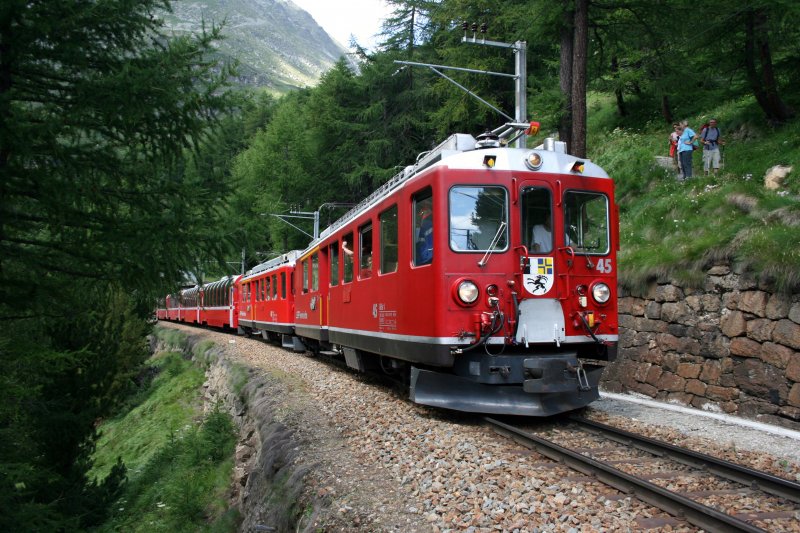 Als Abschluss meiner Bernina-Serie ein Bild vom Bernina-Express 972 unterhalb Alp Grm. Am 31.7.2008 war er mit den TW 45 und 48 bespannt. 
