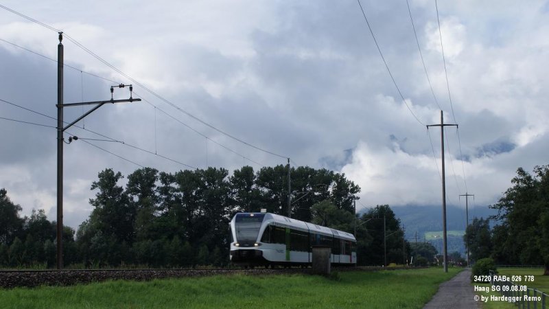 Als Parallel-Zug zum Rheintalexpress verkehrt ein RABe 526 zwischen Buchs SG und Altsttten. Hier der THURBO RABe 526 778 als 34720 in Haag SG.
09.08.08