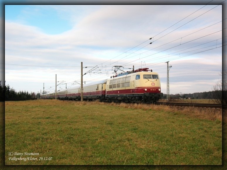 Als TEE91300 Koblenz-Dresden fuhr dieser Zug heute, gezogen von 103 184 auch durch meinen Heimatbahnhof. Die Fahrgste drfen Silvester im herrlichen Elbflorenz genieen - ich die Sicht auf diesen wunderschnen Zug! Falkenberg/Elster, 29.12.07
