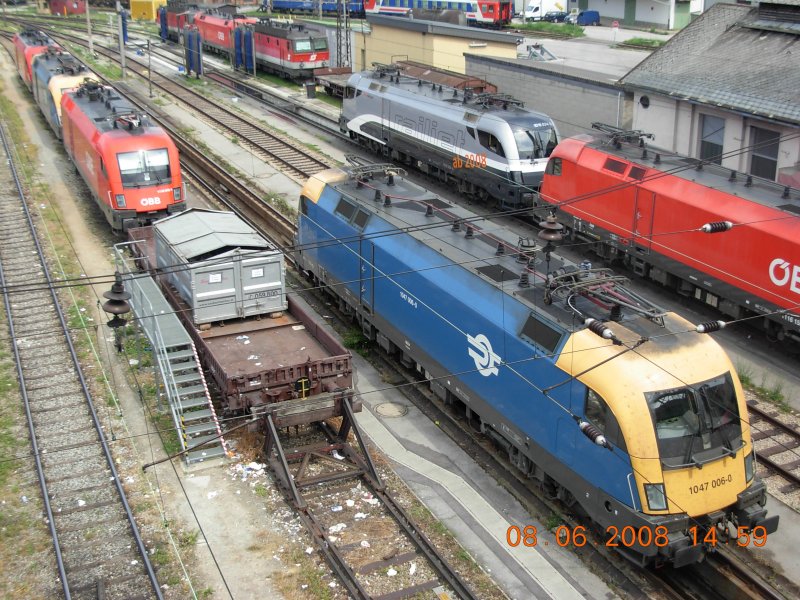 Als wahre Fundgrube fr Lokomotiv-Fans erweist sich immer wieder die Traktion Wien West, so wie hier am 8.6.2008, als auf engstem Raum deutlich ber 100.000 PS versammelt waren (die auf diesem Foto nicht sichtbaren Fahrzeuge auf der anderen Seite des Rustensteges mit eingerechnet).