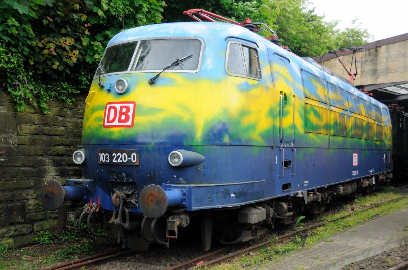 Als wolle sie gleich zum Einsatz ausrcken: Eines der Highlights im Eisenbahnmuseum Neustadt/Weinstrasse, die Touristik-103, 103 220-0 in ihrer auffallenden Lackierung (saphirblau, laubgrn, verkehrsgelb, himmelblau und reinwei) . Sie wurde 1973 bei Krauss-Maffei gebaut. Man nannte sie auch die  Paradiesvogel-103 . Abgestellt wurde sie schon 2003, nach nur 30 Betriebsjahren.