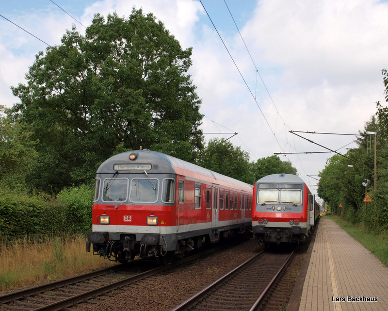 Alt trifft neu: Links ist ein Karlsruher Kopf an der RB 21167 Itzehohe - Hamburg-Altona bei der Einfahrt in Prisdorf zu sehen und rechts steht die RB 21164 nach Hamburg-Altona - Itzehohe mit einem Wittenberger Kopf. Aufgenommen am 6.07.09 in Prisdorf.