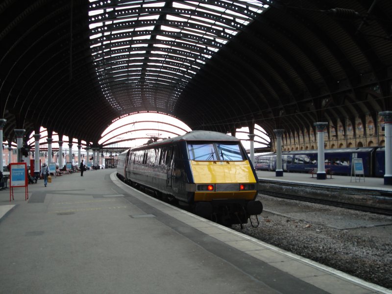 Am 01.04.09 wartet eine Class 91 darauf, ihren Intercity in Richtung London Kings Cross aus dem Bahnhof von York hinauszuschieben. Bemerkenswert ist, dass die Lokomotivfhrer im Bahnhof bei der Ausfahrt in Richtung Sden stets krftig sanden, um der schiebenden Lokomotive gengend  Schienenhaftung  zu verleihen.