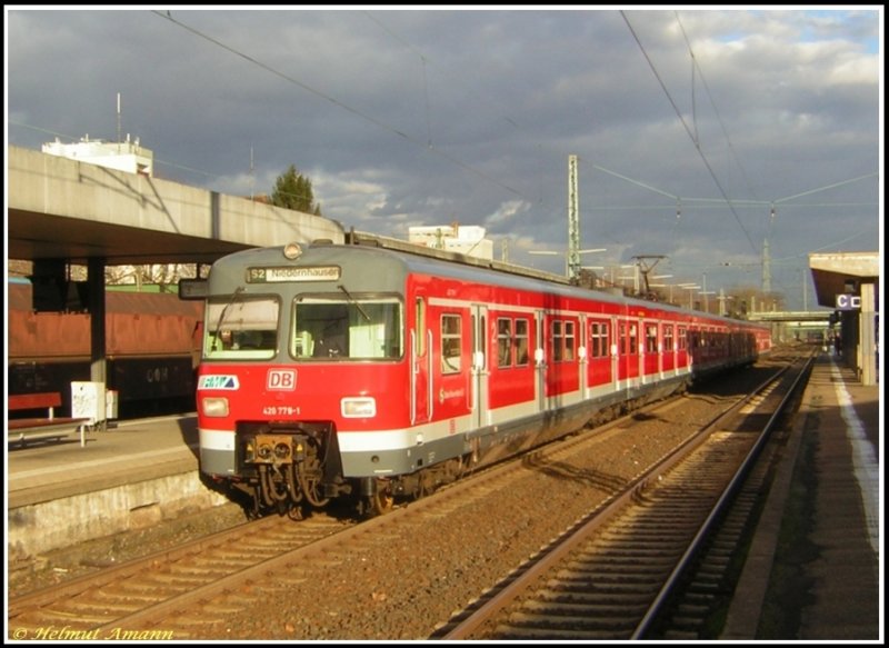 Am 02.03.2007 befand sich ausnahmsweise mal ein 420er-Vollzug mit den Triebwagen 779 und 780 auf der S2 nach Niedernhausen, die mit Ausnahme der Kurzpendel bereits auf die Baureihe 423 umgestellt wurde. Der fhrende Triebwagen hatte erst wenige Tage vor der Aufnahme die S-Bahn-Werkstatt nach dem Redesign verlassen. Dabei bekam er - wie alle Redesign-420er der S-Bahn Rhein-Main - auer den neuen Sitzen auch eine Lackveredelung, die den Triebwagen bei der Ausfahrt aus dem Bahnhof Frankfurt am Main-Griesheim im Licht der Sonne wie neu aussehen lie.