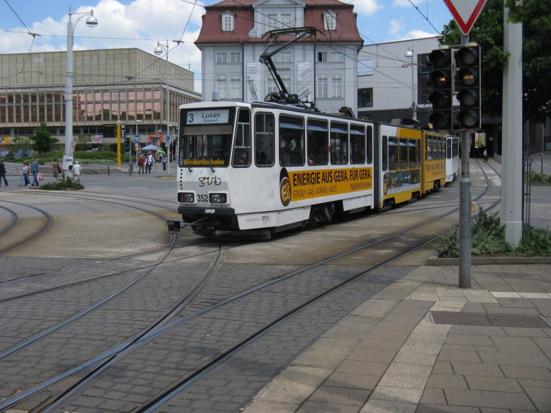 Am 02.06.09 fhrt KTNF8 352 mit KT4D im Schlepptau in die Hst. Heinrichstr. als Linie 3 nach Zeulsdorf ein.