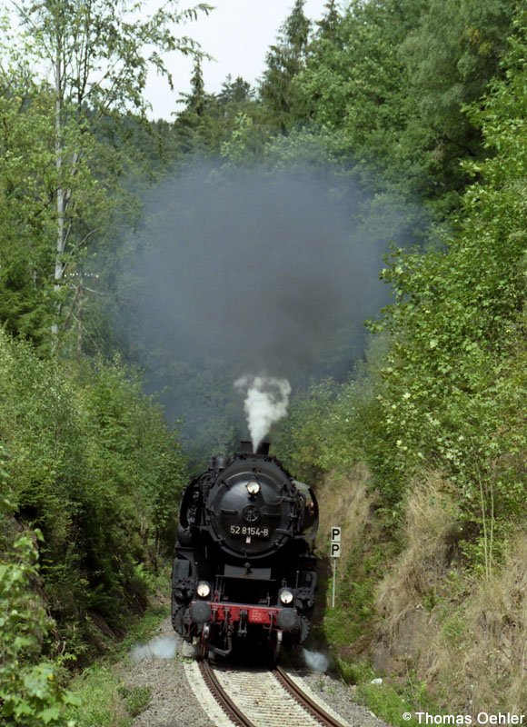 Am 03.09.06 bespannte 52 8154 zum  Tag der Sachsen  Pendelzge auf der wiedererffneten Strecke Pockau-Marienberg. Hier dampft der Zug durch einen Felseinschnitt oberhalb der Strobelmhle.