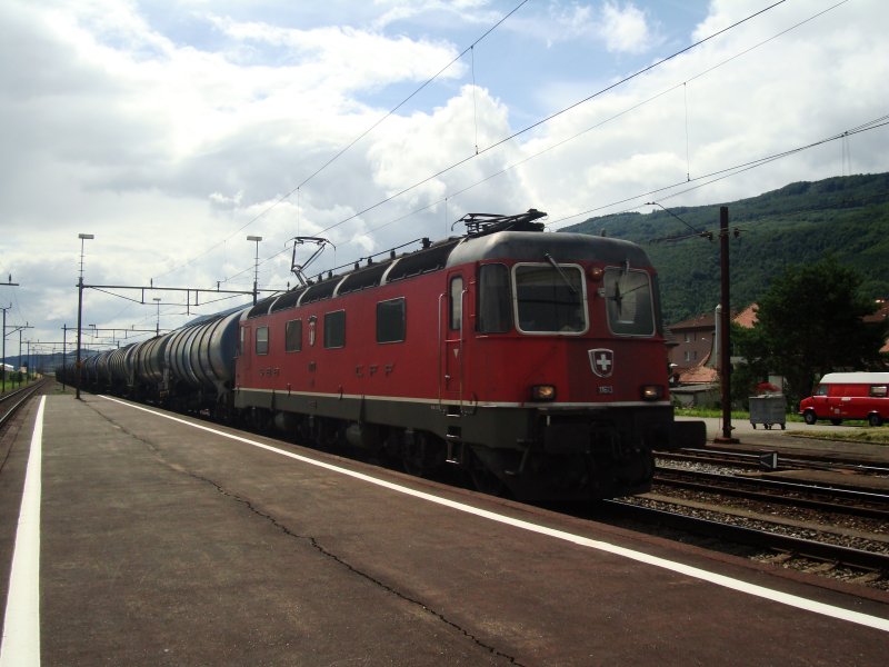 Am 08.07.2008 fhrt die Re 6/6 11613  Rapperswil  mit einem TRankzug durch Oberbuchsiten.