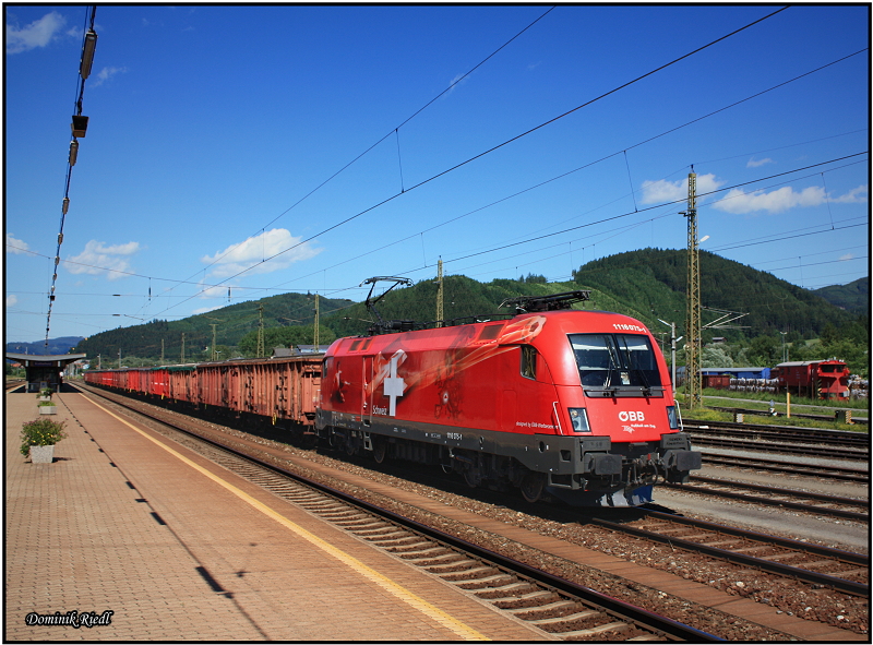 Am 13 Juni 2009 war die 1116 075  Schweiz  vor dem 45332 von Ebenfurth nach Villach vorgespannt, und wurde von mir im Bahnhof Knittelfeld bildlich festgehalten.