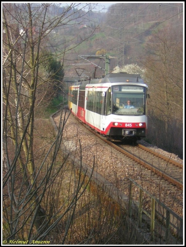 Am 16.03.2007 fuhr diese S41 nach Freudenstadt mit dem RegioBistro Triebwagen 845 und Triebwagen 913 dahinter auf den Bedarfshalt Au im Murgtal zu.