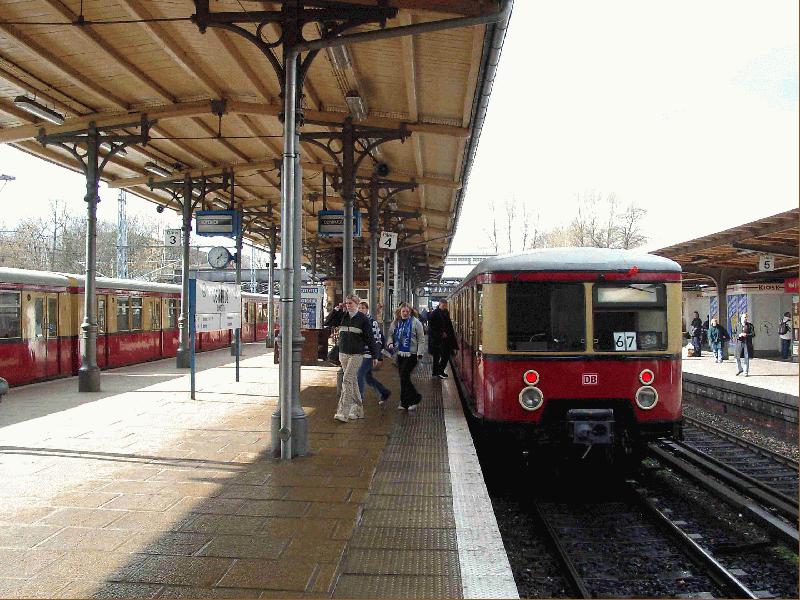 Am 23.03.2002 kreuzen sich die Umlufe 67 und 63 um 13.33 h am Bahnhof Ostkreuz. An diesem kalten Frhlingstag sind auf beiden Umlufen noch Altbauzge der BR 477 im Einsatz. 
