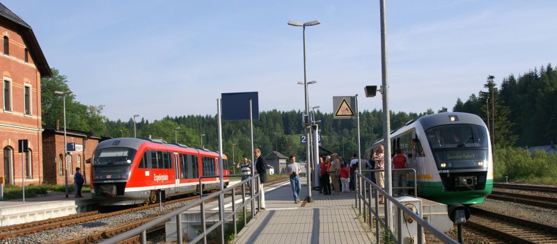 Am 24.06.2006 trifft auf dem Grenzbahnhof Johanngeorgenstadt der 642 237-2 der Erzgebirgsbahn auf den VT22 der sich auf den Weg nach Luzna befindet.