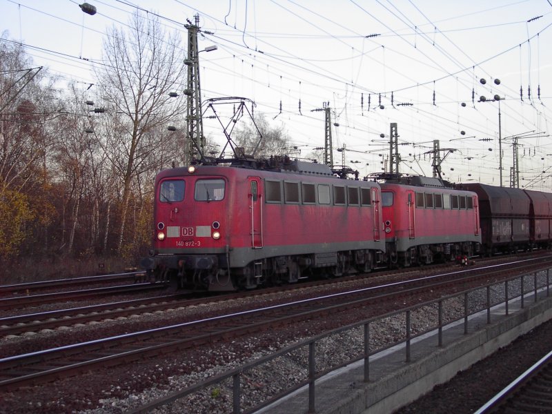 Am 24.11.07 zieht 140 872 mit einer Schwestermaschine einen 
Kohlezug durch Bochum Langendreer West.