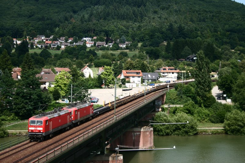 Am 25. Juli 2008 bespannen 143 801 und 143 645 den ber 800 Minuten verspteten DBV 95429 von Gppingen nach Waren (Mritz). Kurz vor 15 Uhr berqueren sie gerade bei Neckargemnd Altstadt den Neckar.