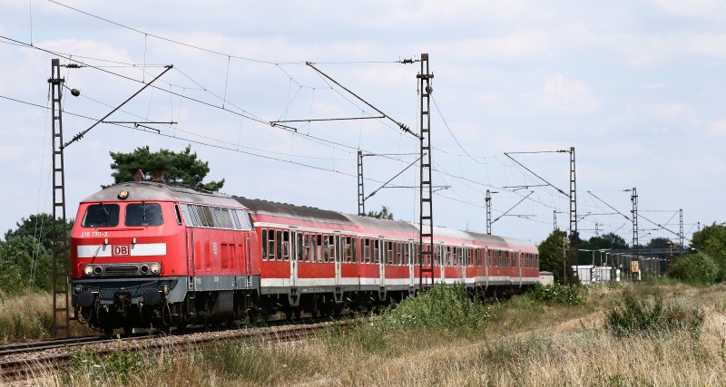 Am 25. Juli 2008 konnte 218 130 mit dem Lr 76964 von Ludwigshafen nach Offenburg sdlich Wiesental fotografisch festgehalten werden. 
