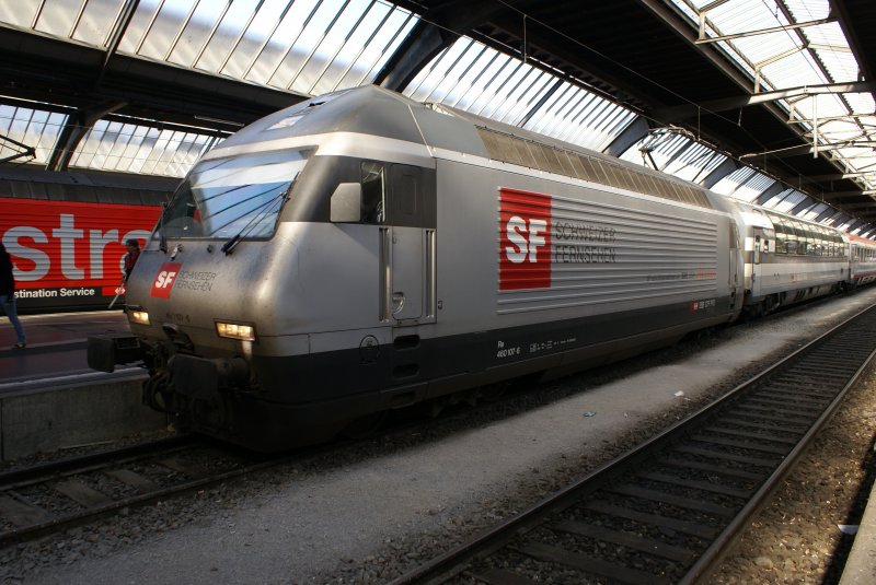 Am 26.7.09 steht eine der beiden Re 460, die fr das Schweizer Fernsehen werben, nmlich die Re 460 107-6, im Hauptbahnhof von Zrich.