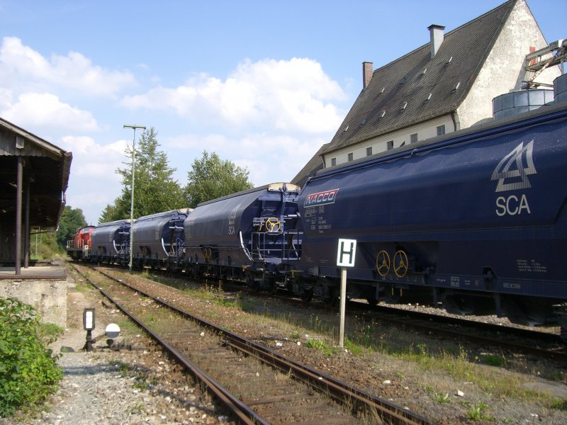 Am 27.08.2007 steht 294 745 mit 4 Tanoos Wagen im Gleis 2 in Hirschau. (Strecke Amberg-Schnaittenbach)