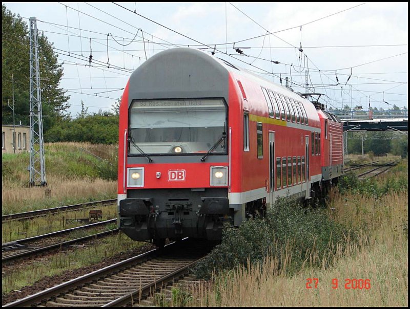 Am 27.9.06 verkehrte die S3 vom Rostocker Hbf zum Seehafen Nord mit nur einem Steuerwagen. Geschoben hat die 143 868.