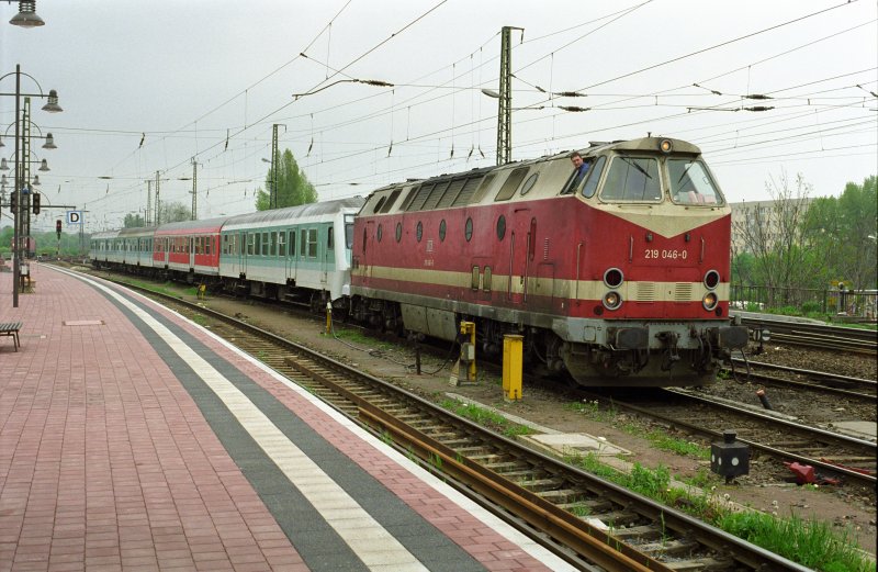 Am 28. April 1999 wartet der Lokfuehrer der 219046 darauf dass das Signal auf gruen wechselt so dass er mit dem Regionalexpress nach Leipzig auf Gleis 2 des Dresdener Hauptbahnhof einfahren kann.