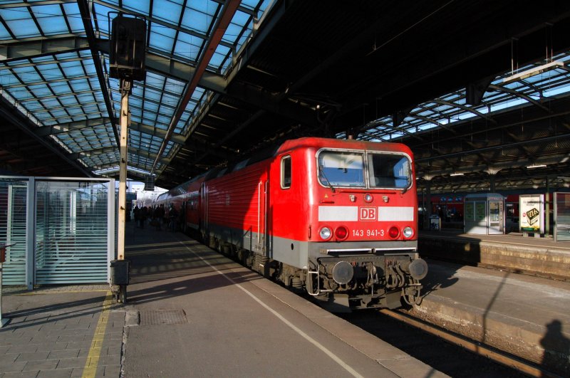 Am 28.12.08 steht 143 941 mit einer S-Bahn nach Halle-Trotha im Hbf Halle(S).