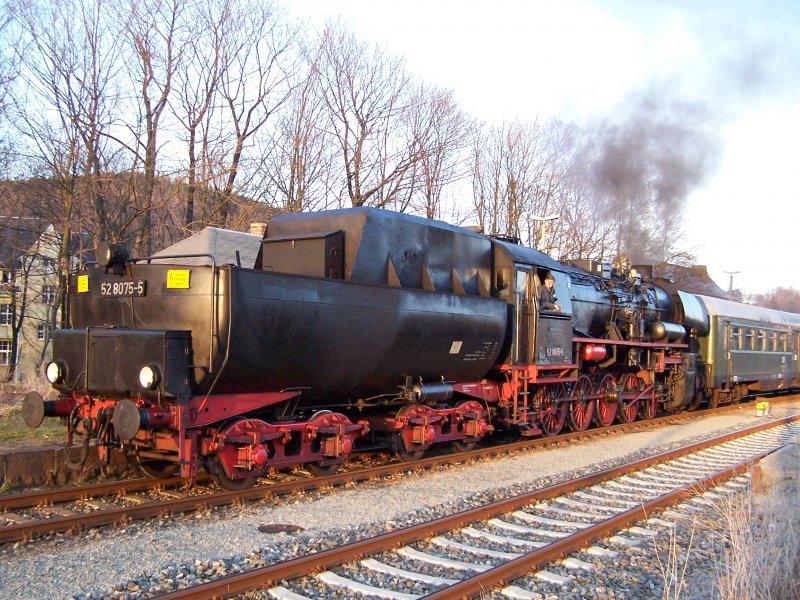 Am 29.Mrz 2008 wurde der Schwarzenberger Museumszug mit der Dampflok 52 8075-5, der Werrabahn aus Eisenach, als Charterzug eingesetzt. Sie fuhr an diesem Tag nach Schlettau und wartet jetzt in Schwarzenberg auf Ausfahrt.