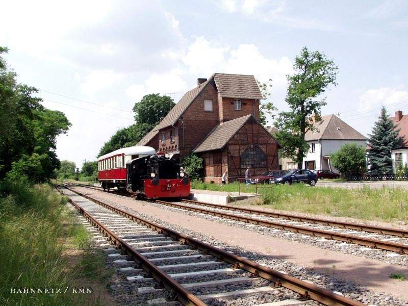 Am 30. Juni 2001 wurde die ehemalige KBS 257 von Dessau nach Wrlitz durch die ABG (Anhaltische Bahn Gesellschaft) wiedererffnet. Da der planmige Schienenbus der Baureihe 796 ausfiel, konnte dieses sehenswerte Gespann, bestehend aus der K und dem Historischen Beiwagen des Frdervereins Dessau-Wrlitzer-Eisenbahn, im Bahnhof Wrlitz beobachtet werden.