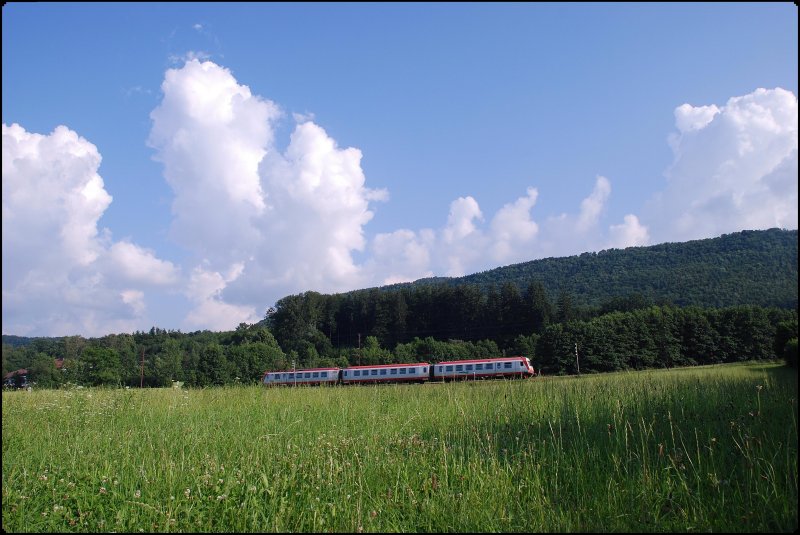 Am 30.6.2009 fuhr ein Triebwagen der Baureihe 4090 (Nummer wei ich leider nicht) als Regionalzug von St.Plten nach Laubenbachmhle. Hier wenige Kilometer nach dem Bahnhof Kirchberg an der Pielach.