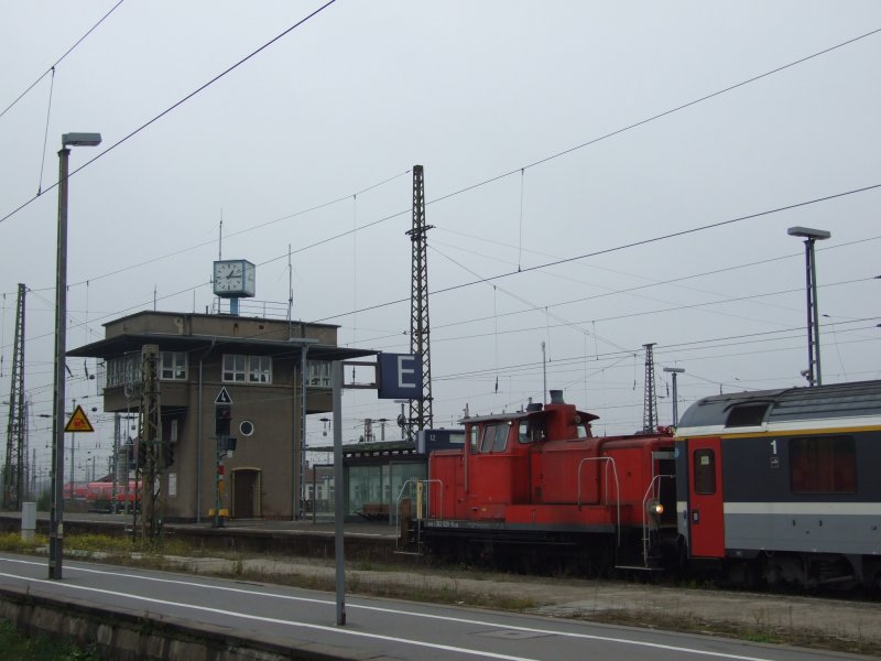 Am 3.11.08 zieht 362-926 den Ersatz-IC 2867 vom Gleis 12, bestehend nur aus Schweizer Wagen, zurck auf das Gleisvorfeld im Leipziger Hbf.
Dahinter sieht man noch das alte Stellwerk, welches auer Betrieb ist.