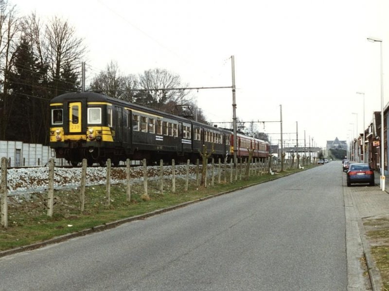 230 + 770 mit Regionalzug Essen-Oostende in Essen am 3-4-96.