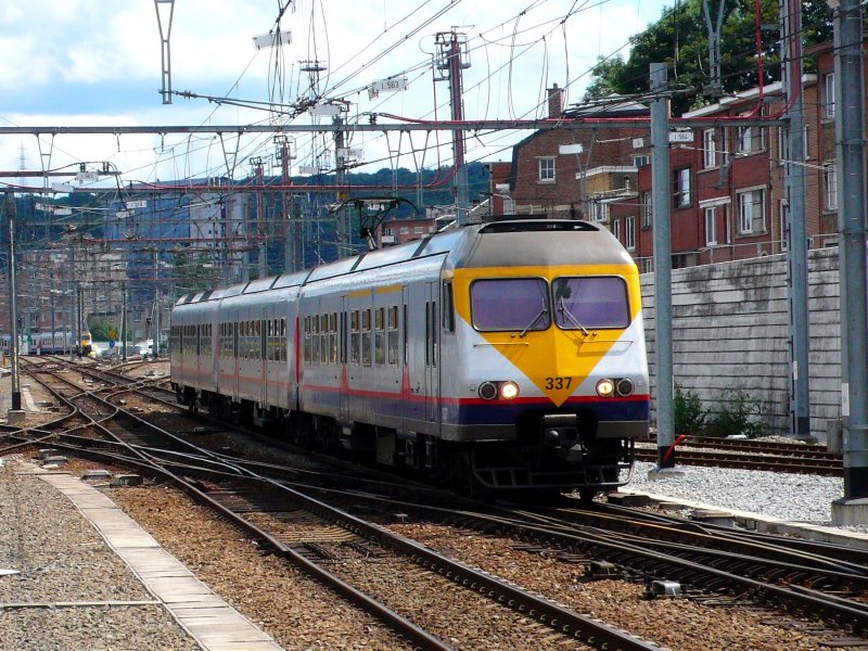 Triebzug 337 der Baureihe AM 80 Break bei der Einfahrt