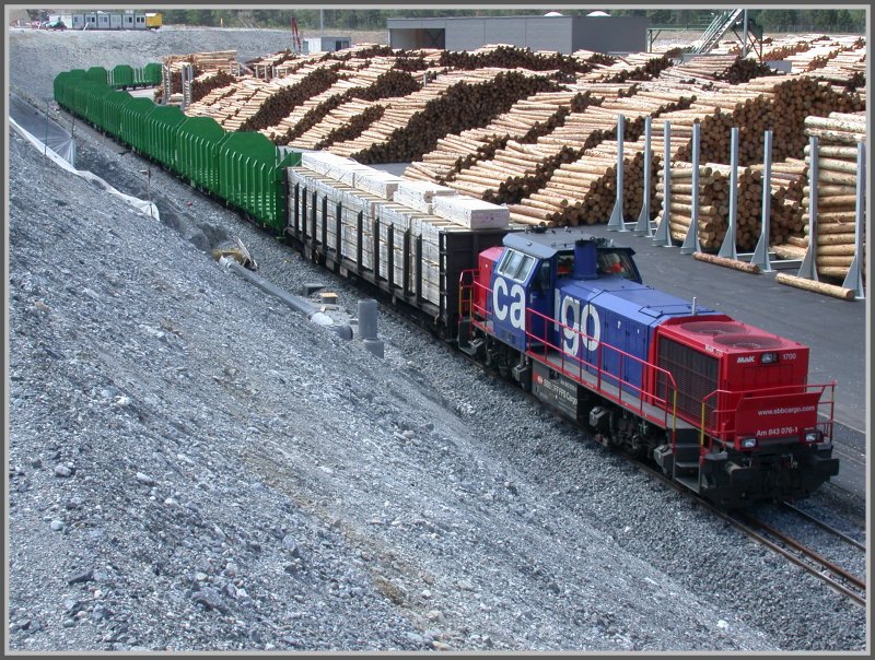 Am 843 076-1 von SBB Cargo stellt leere Laaps zur Verladung bereit.Der bereits beladene Wagen ist von Rail Cargo Austria.
Stallinger Sgerei Domat/Ems am 24.05.2007.