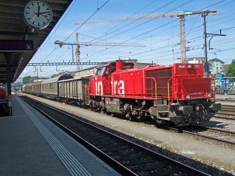 SBB-Cargo: Die Am 834 002 trifft am 20.5.09 mit einem