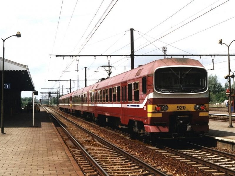 919 und 920 mit L2883 Lier-Antwerpen Berchem auf Bahnhof Lier