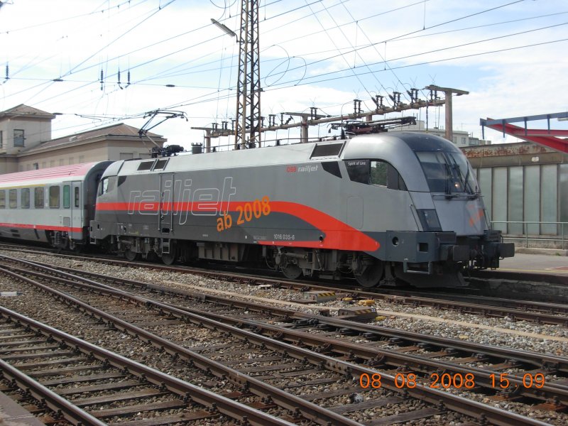Am 8.8.2008 erschien der OEC 536  Jaques Lemans  mit dem Railjet-Prototypen 1016 035-6  Spirit of Linz  auf dem Wiener Sdbahnhof.
