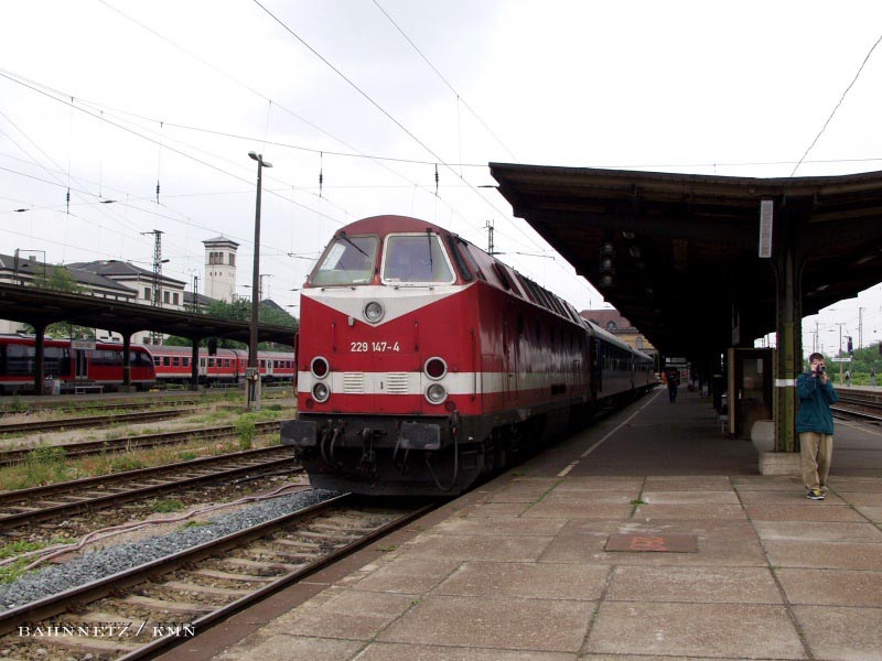 Am 9.Juni wurde mit der 229 147 die letzte Maschine ihrer Art aus dem Plandienst entlassen. Hier bespannt sie letztmalig den IR  Rennsteig  von Erfurt nach Wrzburg. Am gleichen Tag wurde auch diese Verbindung eingestellt.