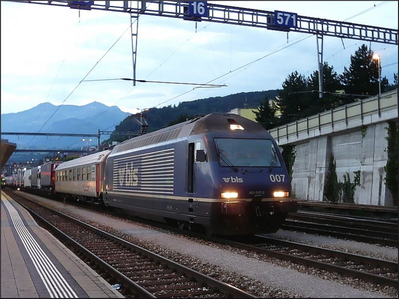 Am Abend des 30.07.08 war BLS Lok Re 465 007 mit einem HUPAC am Haken, bedingt durch einen Lokfhrerwechsel, fr kurze Zeit im Bahnhof von Spiez abgestellt. (Jeanny) 